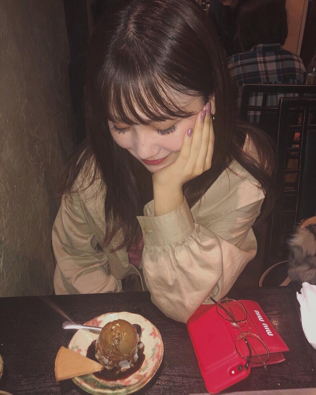 小嶋真子: 食後のデザート必須人間 . . 下向いた時のまつげ、バサバサ ...