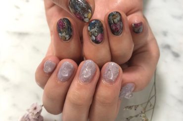 ニューネイル！
片手ずつ違うアートにしたのはドキドキの初体験。ヴィンテージっぽい花柄と、絶妙な色のラメ+天然石の取り合わせが可愛いよぉ〜
#happynailf...