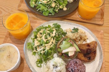 .
この前行ったカフェのご飯、
お肉や魚を使ってないメニューでした
だから手前の揚げ物も中身は大根
野菜だけでこんなに満足度高いと思わなかったな〜
.
We ...