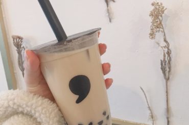 .
comma tea
大人のタピオカミルクティーの
commaブレンドミルクティー
甘さ100%の氷少なめ！
.
｢大人の｣ってつくだけあって
甘さ100%に...