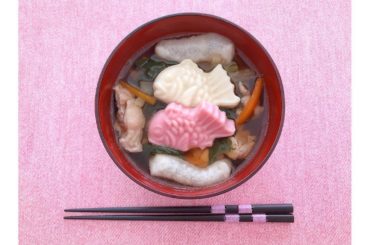 .
岩立家のお雑煮にはいつも
紅白のはんぺんあられが入るんだけど、
今年はbigサイズの鯛のカマボコでした
おおめでたーい
.
#お雑煮 #めでたい #お正月...