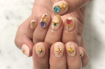 ずっとあげられてなかったネイルを。
これはハロウィンの時期に爪だけでも...って思ってやっていただいたセーラームーンネイル
カラフルでキラッキラで女の子の「すき...