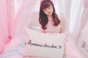 .
中学校の卒業文集の作文が将来の夢っていうテーマだったんだけど冗談抜きでお姫様になりたいって書いたら先生にもっと現実的なこと書こうねって言われて書き直しした...