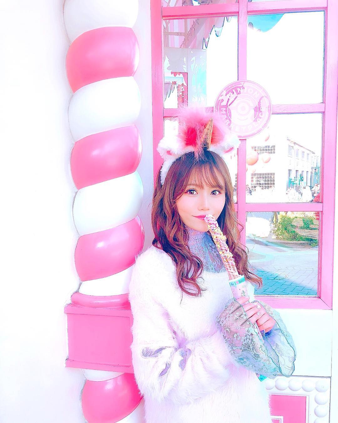 込山榛香 フラッフィーコーデで楽しんだよ 夢可愛い この写真 何かいつもと顔違うけど ミニオンショップの壁が可愛いから載せちゃうね Usj ユニ Moe Zine