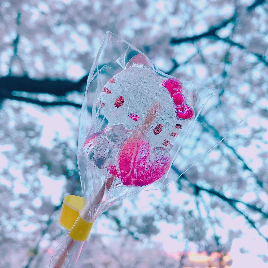 稲垣香織 お花見で買ったキティちゃんの飴 どのキャラクターにするか５分くらい迷っちゃいました ﾉ ڡ キャラクター飴 お花見 桜 キティちゃん Moe Zine