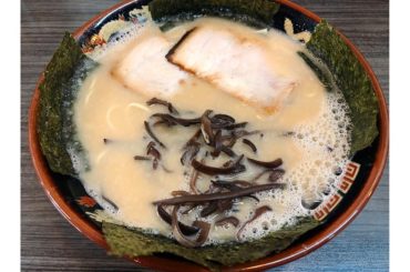 .
久々にラーメン紹介します！
小倉で食べたとんこつラーメン
.
スープがクリーミーで今まで食べた
とんこつラーメンの中でも断トツの濃厚さだったけど、
不思議...
