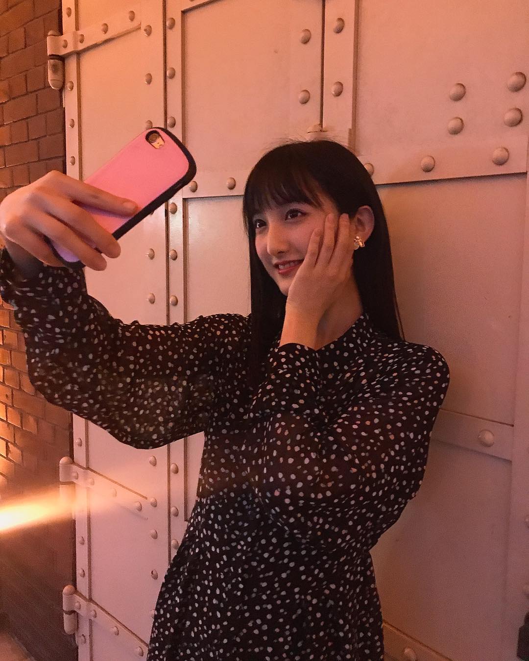 長友彩海 耳のイヤリングお気に入り Gu 横浜 桜木町 みなとみらい 赤レンガ倉庫 自撮りの手が独特すぎる Moe Zine