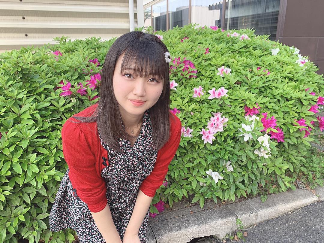 稲垣香織 今日は大阪で握手会でした 今日の服装は 花柄のワンピースにこみさんが下さった赤いリボンの付いた可愛いカーディガンを着ました 写真は おりんちゃんが撮って Moe Zine