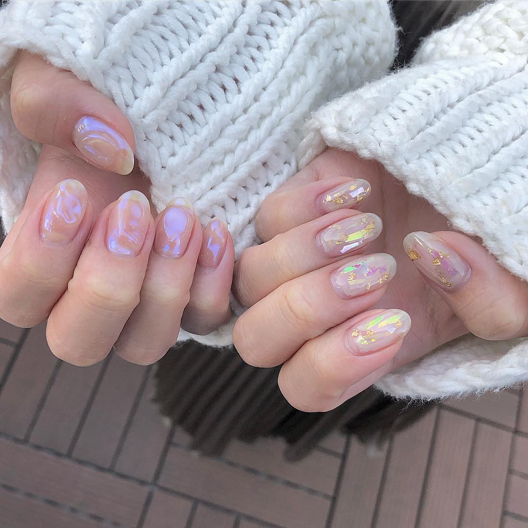 篠崎彩奈 ジェルネイル Chipieee Tokyo さんに お願いしました 左右非対称ネイルを久々にやったのですが ホロのキラキラも 水色のお粉 Moe Zine