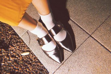 ガンメタル

ちょっと気になる色味の靴。
ここ何年かは私服で
ヒールをほとんど履かないなぁ
ローヒールでもかわいいものが
たくさんの時代に生まれてよかった^^ ...