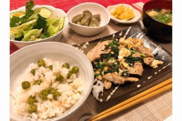 早速豆ご飯にも挑戦
ママレシピだと、豆を普通に炊いて
米は塩と昆布入れて炊いて
炊き上がったら炊飯器に豆を入れて
少し時間おいたら完成
豆がカスカスにならなくて...