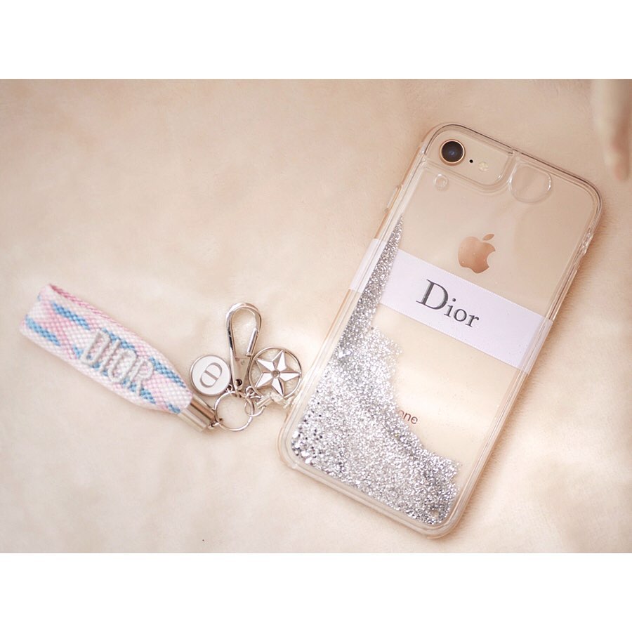 浦野一美 キラキラiphoneケースに変えてみました 先日 有難い事にファンの方からjoy By Diorのバスシリーズを頂きまして ノベルティーがとても夏らしく Moe Zine