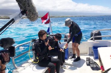 初めてのダイビングだったもので...ちゃんと口で呼吸できるのか私！？と思って結構ビビってる図がこちらですw
.
隣にいるディレクターさんはダイビングライセンスを...