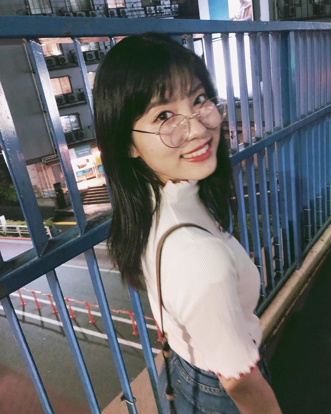 谷口めぐ プライベートはメガネ率高め メガネ女子 メガネ 伊達メガネ 原宿 の 歩道橋 だお Moe Zine