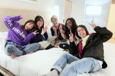 FanimeCon最終日の夜は、﻿
WHOLE FOODSでご飯を買ってきてお部屋でお疲れさま会﻿
﻿
気付いたら女子ばっかりで、﻿
なんだかパジャマパーティみ...