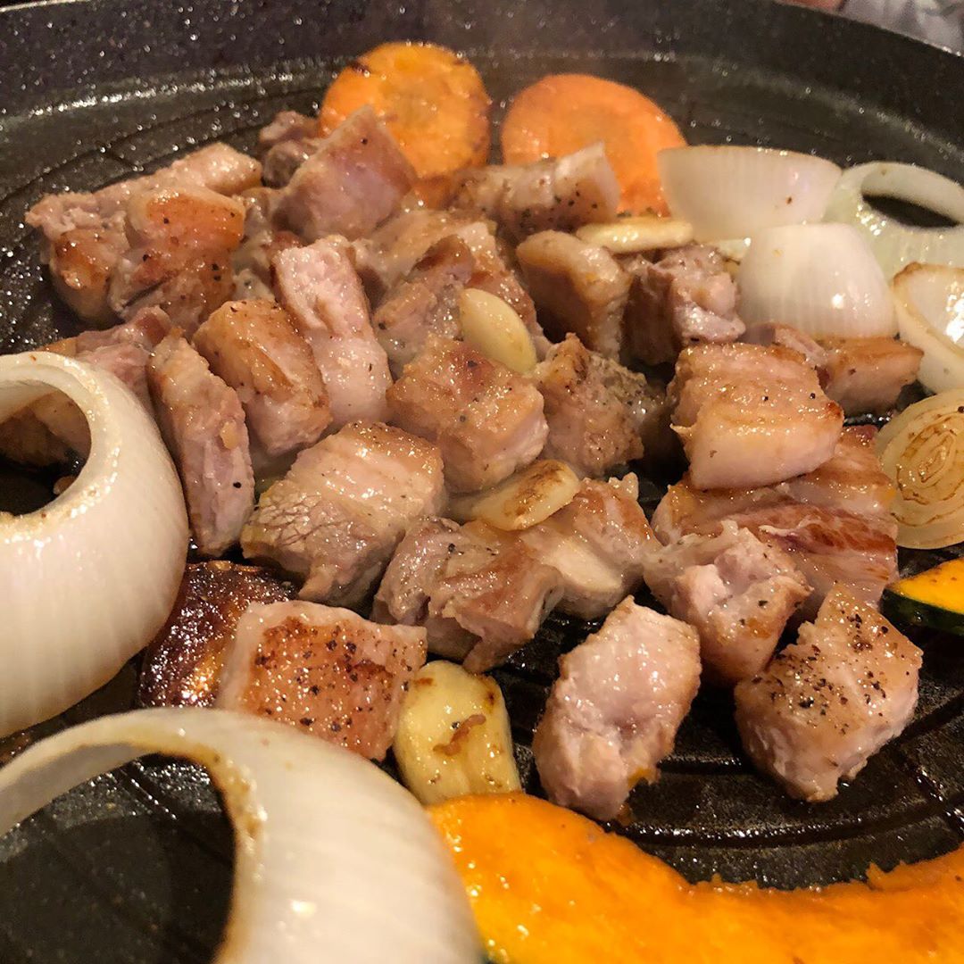 鈴木くるみ サムギョプサル食べたよ めっちゃ美味しかった サムギョプサル サンチュ 豚バラ 玉ねぎ 人参 キムチ 韓国料理 かぼちゃ ニンニク 美味 Moe Zine