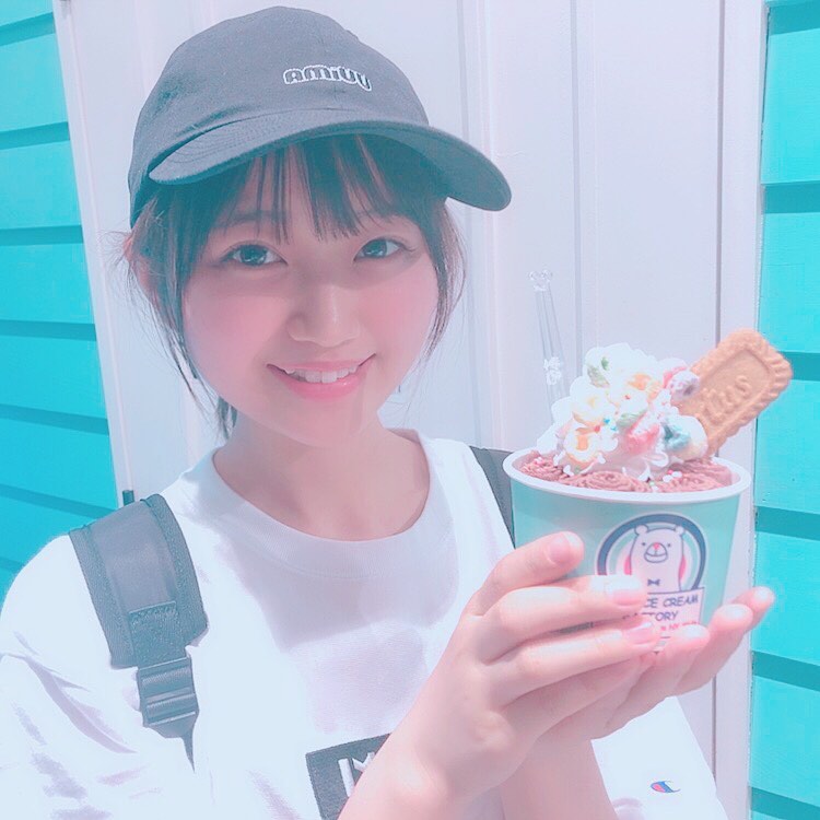 稲垣香織 ロールアイスクリーム屋さんの写真 パート2 髪の毛ボサボサなのは自主練帰りだから レッスン着で表参道行く私 強いですか ロールアイスクリームファ Moe Zine