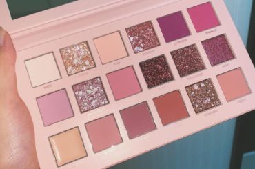 .
ついに買っちゃったHUDA BEAUTYのアイシャドウ
結構いいお値段するから半年くらい迷ってたけど！
18色入ってるし可愛すぎて届いてから
毎日眺めてるく...