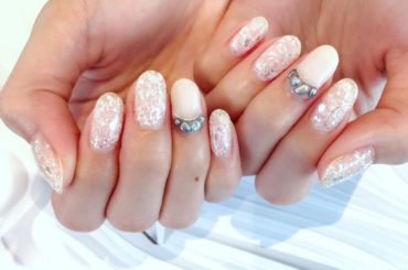 のびのびネイルのメンテ﻿
今回は雪のような、水しぶきのような白！﻿
﻿
ヘアーもカラーとトリートメントで復活﻿
ほんのりピンクアッシュブラウンです！﻿
﻿
﻿
...