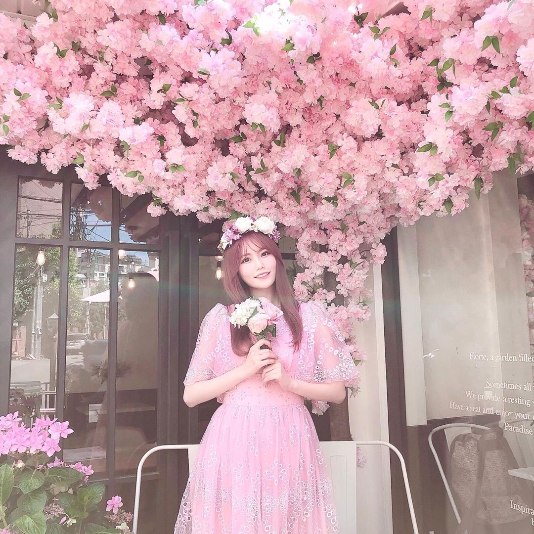 込山榛香 韓国で1番行きたかったカフェ Lovinher お店の入口からお花に溢れてて可愛かった 花冠 ブーケはカフェが貸してくれるの Moe Zine 込山榛香 韓国で1番行きたかったカフェ Lovinher お店の入口からお花に溢れてて可愛かった 花冠 ブーケはカフェが貸してくれるの Moe Zine