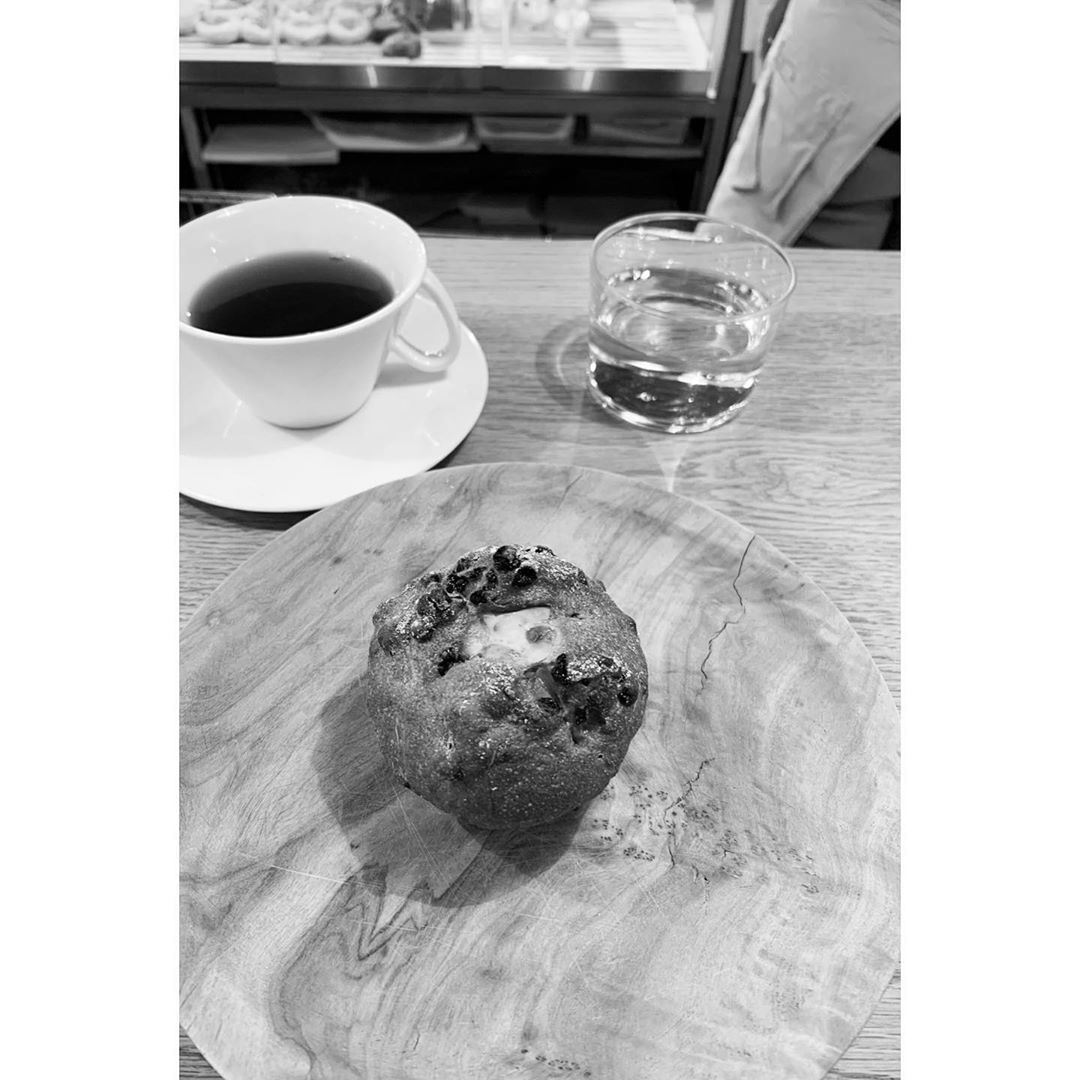 日比美思 可愛いパン屋さん 和食が好きでお米をよく食べるので 外でパンを食べるとちょっと贅沢な気分になります Cafe Bread Instafood Moe Zine