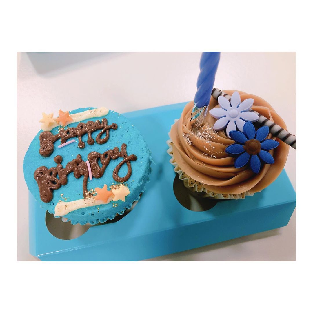 堀田真由 いつも可愛い可愛い お洋服を持ってきてくださる スタイリストさんのお誕生日を 皆んなでお祝いできました こんな可愛いカップケーキがあるんだね Moe Zine
