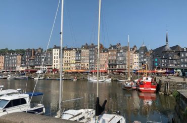 フランス滞在3日目。﻿
﻿
続いての目的地は、﻿
ストーリーにもUPしたあそこです﻿
﻿
朝の7時出発。﻿
行き帰りで約8時間バスに揺られる為、途中の街で休憩が...