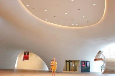 #世界で最も建築が難しい建物
#世界の９大新ランドマーク #1
.
.
直線がほぼない建物
お水のような
.
58枚の曲がっている壁と29個の洞窟
作れないと...