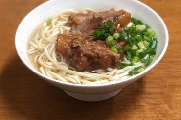 最後の那覇ご飯はやっぱりここでした。二日連続。笑
「ソーキそば専門店 田舎」
380円という奇跡。
ふらっと立ち寄ったやちむん(沖縄陶器)の陶芸家さんがオススメ...