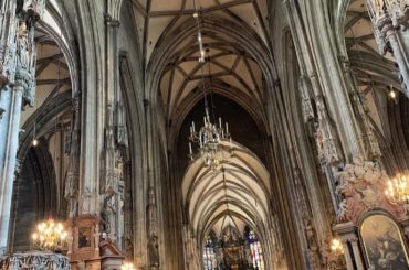 ウィーンの旅ラストは、﻿
ヴォルフガングとコンスタンツェが結婚式をしたシュテファン大聖堂﻿
﻿
これ、「近所の教会で式挙げたんだよね〜」レベルじゃないんですが、...