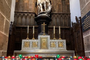 回廊を登り、﻿
いつの間にか辿り着いていた、サンピエール教会。﻿
​​​﻿
ジャンヌ・ダルクの像が入り口に飾られた市民のために建てられた教会です。﻿
﻿
﻿
ジ...