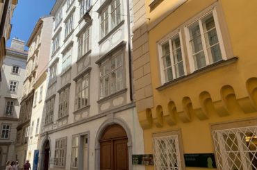 フライトの前までの時間を使って、﻿
モーツァルトハウスに行ってきました！﻿
﻿
ホテルから歩いて行ける距離にあって、﻿
街並みも含め、﻿
ここで生活していたんだ...