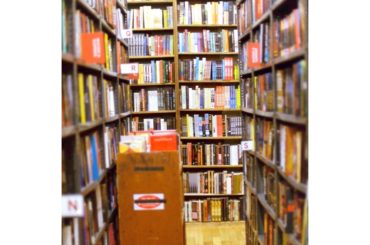 人より見つけることにとっても時間がかかる。音楽も写真も服も言葉も。なにもないから、丁寧に時間をかけてチョイスしないと滑稽になる。自分は世の中の普通よりも下だけど...