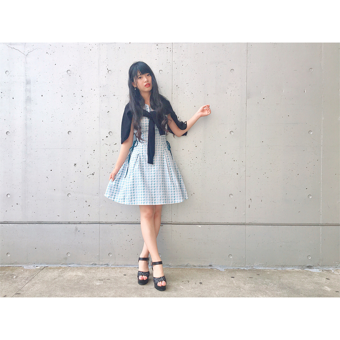 馬嘉伶 今日の私服 大人っぽいワンピース 腰のリボンがすごく好き カーディガンを着ても 後ろから結んでも似合う Moe Zine