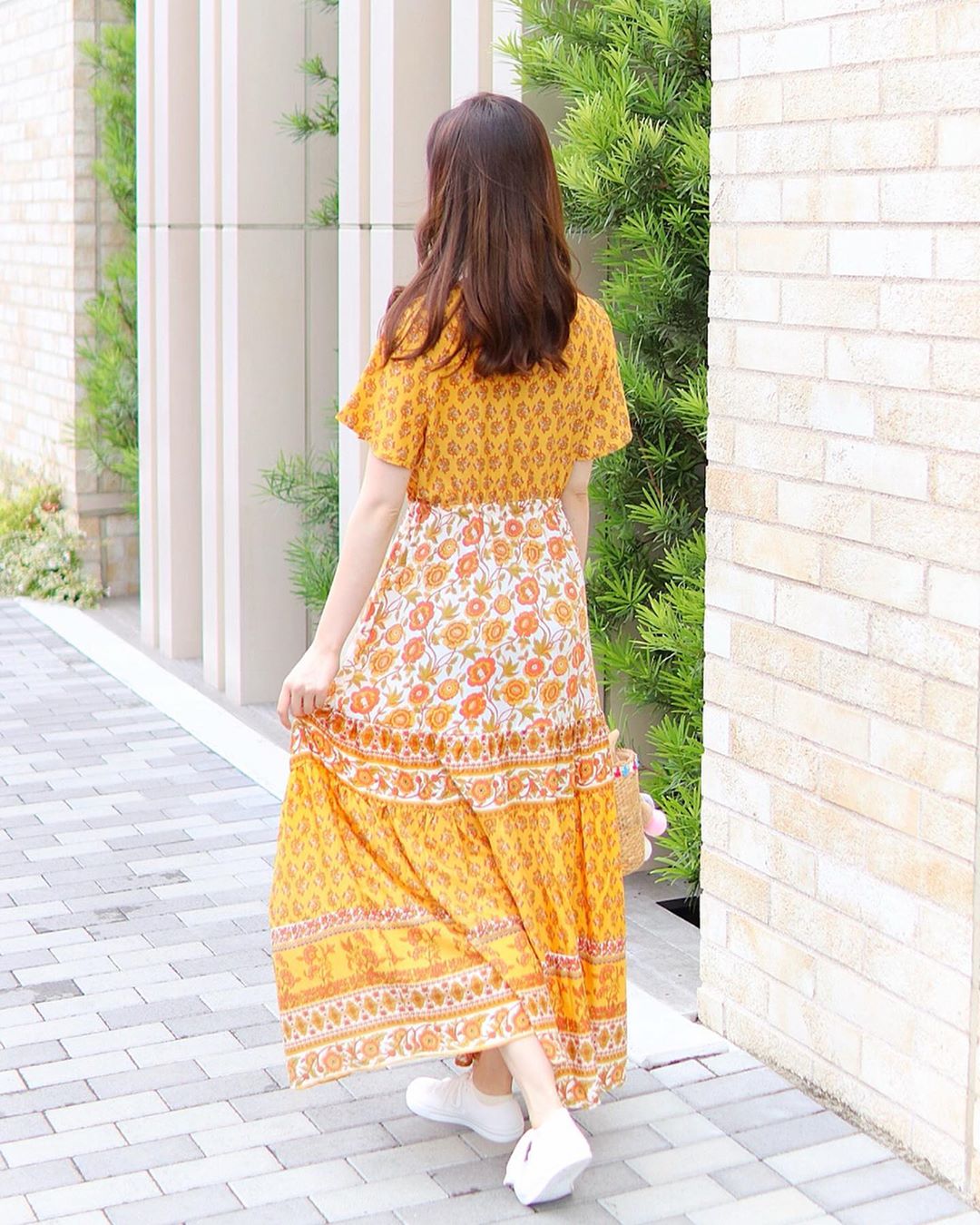 瀬戸早妃 おすすめ新発売 大人気のコットンワンピースに イエローマスタードカラーが登場 胸元はボタンで開閉 ウエストは紐で調整ができるので 授乳やマタニテ Moe Zine