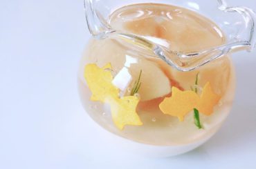 金魚
この中の金魚はホワイトチョコでした
お家に帰って別の味も食べたんだ〜
フォルムが可愛い。
.
.
#スイーツ #ゼリー #金魚 #マンダリンオリエンタル東...