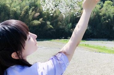 .
「文学少女の歌集」発売記念♪

ジャケット撮影の時の写真です♪
晴れていて、すごく眩しかったです！
.
.
.
.
.
.
.
. 「文学少女の歌集」
20...