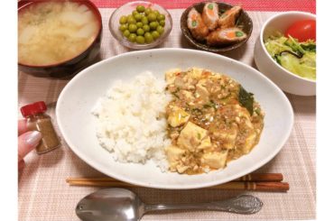 麻婆豆腐の日
野菜の肉巻きの残りを揚げて
豆苗レタスの塩昆布サラダ
たまねぎしめじのお味噌汁です。
.
小さな瓶は、
お気に入りの中華料理店の粉山椒！
これかけ...