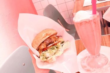 こんな時間に食テロ﻿
﻿
﻿
全てが大きくて、溢れてます﻿
﻿
ジャンキーな食べ物大好き﻿
﻿
﻿
﻿
#hamburger #potato #ハンバーガー ﻿...