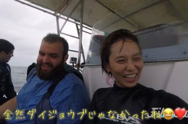 私服で見学予定だったのに誰よりもずぶ濡れになったフランス人の彼
アトラクションだったー笑
.
光の当たり方で色が変わって見えるステキな天然石の指輪を沢山つけてた...