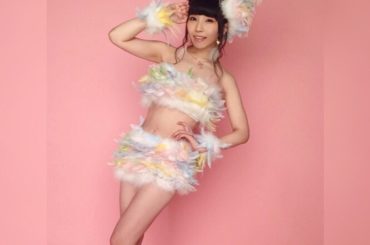 8/3からの @shikata_a さんの展示にむけて、「キラキラって輝く星はどこにあるの」の撮影の時の写真を見返してる〜。
.
キラキラっての時の写真も展示さ...