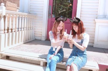 偶然の…双子コーデ﻿
﻿
﻿
同じミニーちゃんカチューシャに、﻿
白トップス・デニム・白スニーカー﻿
って一緒過ぎてビックリした﻿
﻿
仲良しさん︎︎﻿
﻿
﻿...