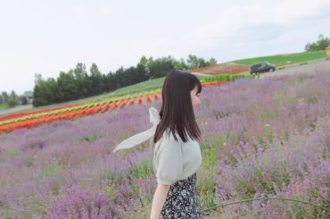 .
.
.
北海道でインスタ映えスポットを巡りました.
.
そしたらまさかの奇跡の写真が撮れました.
.
お洋服のリボンが羽に見えるの！ミツバチが沢山いたから自...