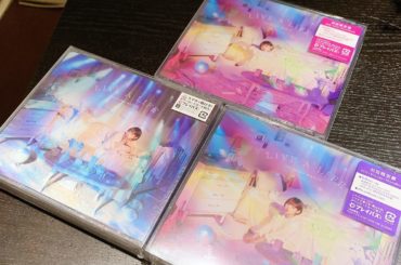 明日発売！
ということで、本日フラゲ日です〜！
初のライブ音源CD付きで、新曲あわせて全51曲入りの大ボリュームアルバム‥！
初回盤は映像付きです！
楽しんでね...