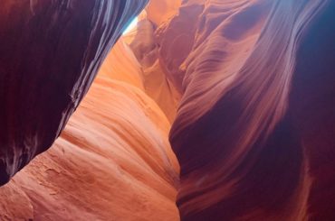 Antelope Canyon内部。﻿
﻿
中に入った瞬間に、﻿
ひんやり冷たい澄んだ空気になります。﻿
﻿
﻿
水の流れが生んだ何千・何万年の地層に、﻿
こう...