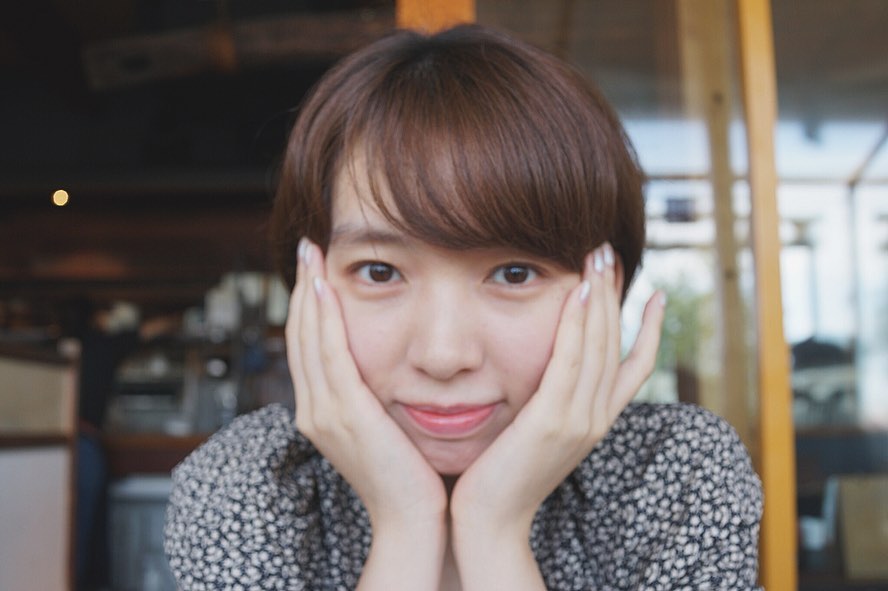 朝香りほ ガン見からのニコッ ワクワクしながら何かを待ってます 江ノ島 江ノ島小屋 旅 Moe Zine