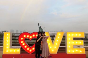 お台場のフォトスポットでそれっぽいポーズとって雨雲でいっぱいだった空に虹なんかつけちゃって。映えてるでしょ？ふふふ〜ん
#お台場 #アクアシティお台場 #lov...