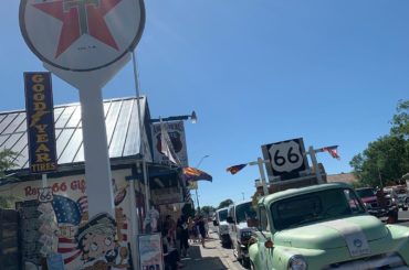 ツアーの最後はRoute66を通って、﻿
カーズのモデルになった街並みを見て、﻿
シェイク飲んで、﻿
にゃんこと遊んで←笑、﻿
ラスベガスへ戻りました。﻿
﻿
...
