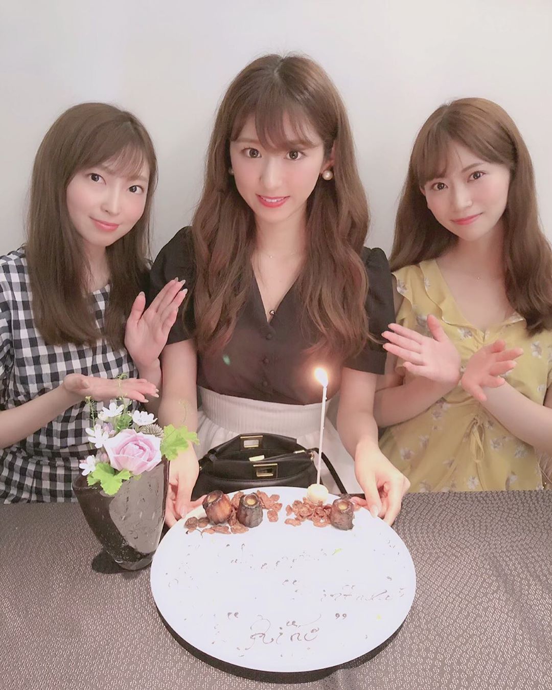 阿比留李帆 お誕生日が明後日の7 17なんだけど だいすきなふたりが忙しい中予定を合わせて お誕生日お祝いしてくれたよ 末っ子なのにいちばんしっかり者のりさこ お姉さんな Moe Zine