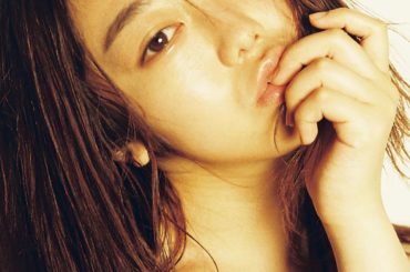 AKBという華やかな女の子グループに13歳からいる私は、人と比べて、自分の嫌いなところを見つける方が得意でした。
左右の目の大きさが違うところ、鼻が低いところ、...